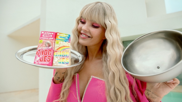 Katjes mit knalligem Launch: "Chocjes goes Pop" - Mit Bonnie Strange als Gesicht der Kampagne wirbt Katjes für seine neuen Chocjes-Sorten - Quelle: Katjes